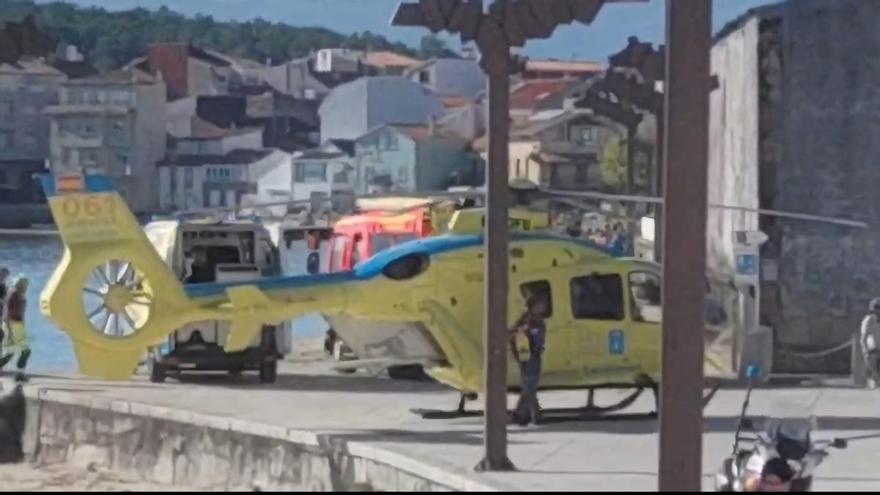 Un helicóptero aterriza en el paseo marítimo de Vilagarcía para atender un infarto