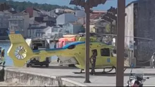 Un helicóptero aterriza en el paseo marítimo de Vilagarcía para atender un infarto