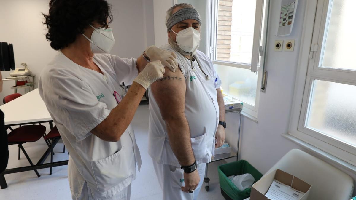 FOTOGALERÍA | Comienza la campaña de vacunación de la gripe a los sanitarios en Aragón