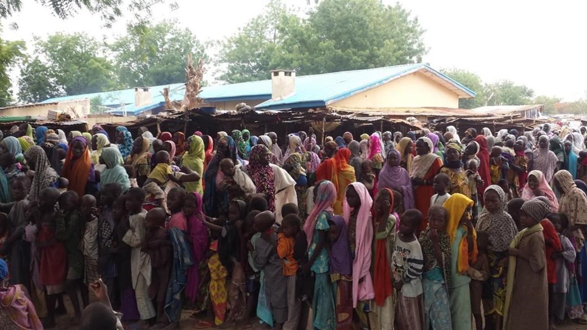 Multitud de personas aguardan de pie en el campo de Bama (Nigeria).