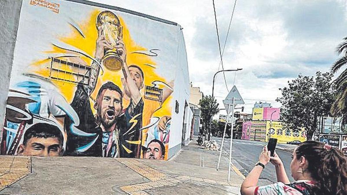 Con mural, rinden homenaje a Messi tras su triunfo en Qatar 2022