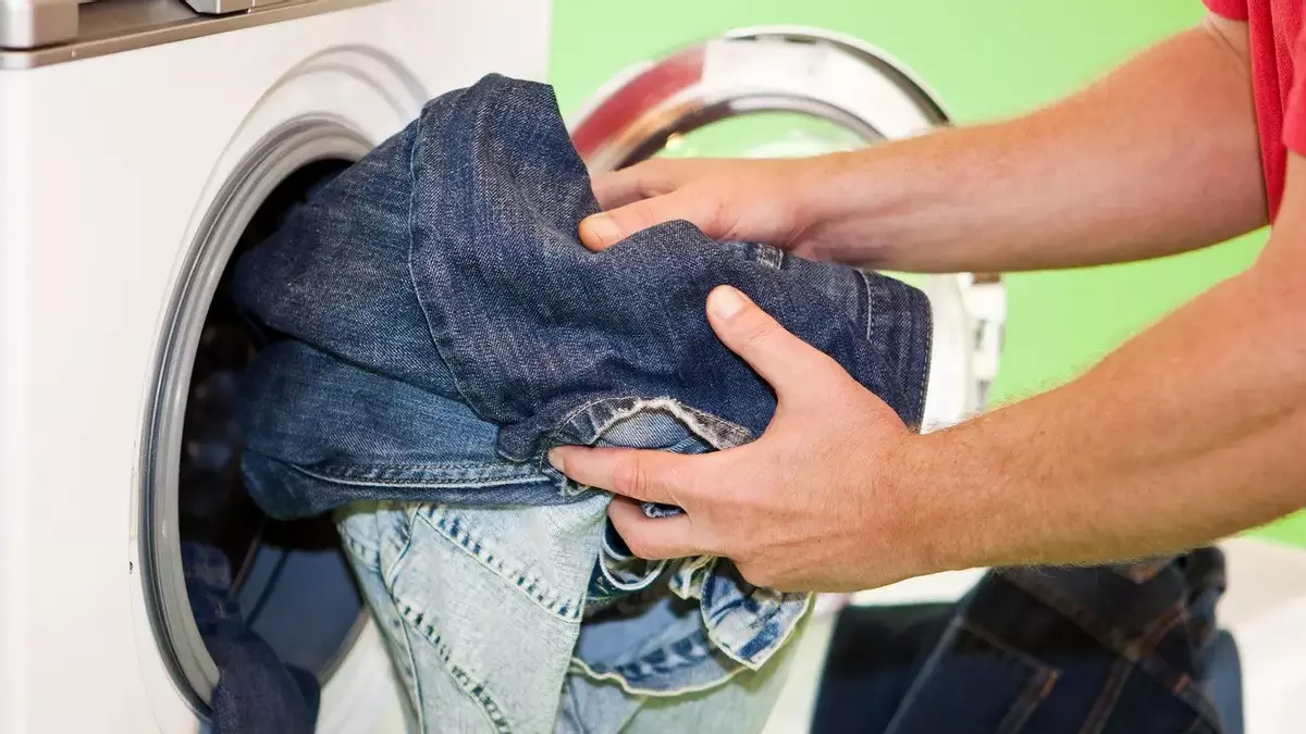 Lavar ropa a máquina en la lavandería doméstica, nueva tendencia