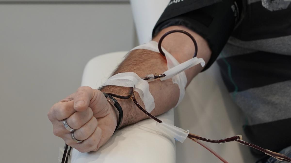 Una persona dona sangre.