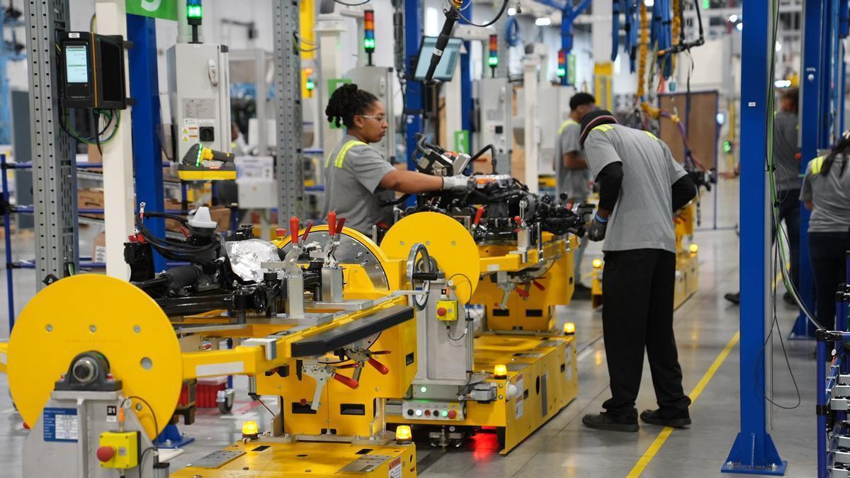 Varios trabajadores en la fábrica de ejes para automóviles que el Grupo Sesé tiene en Estados Unidos.