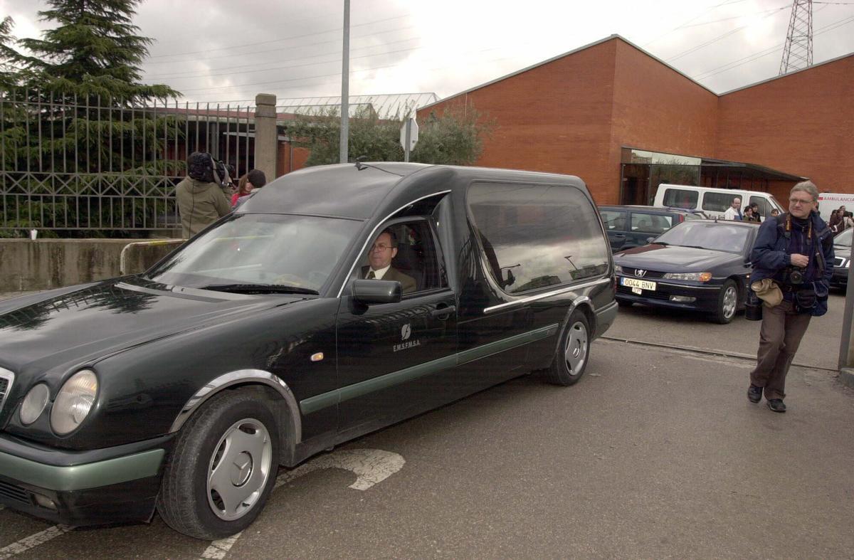 Un coche fúnebre saliendo del Tanatorio Sur de Madrid el 12 de marzo de 2004.