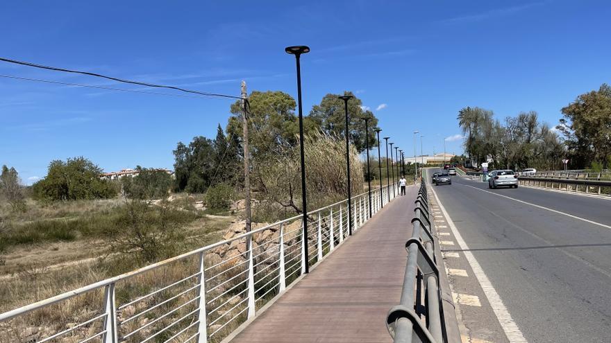 Polémica por la instalación de farolas en solo medio puente entre Sagunt y Canet