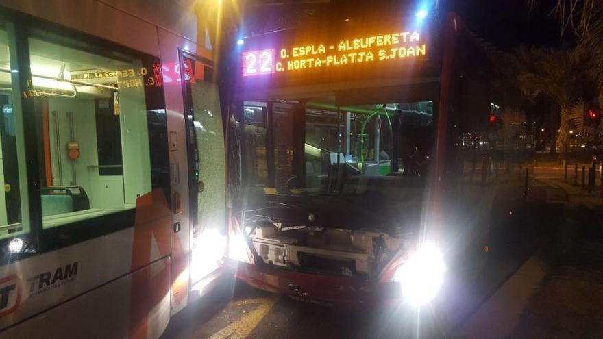 Estado en que ha quedado el autobús tras la colisión con el TRAM