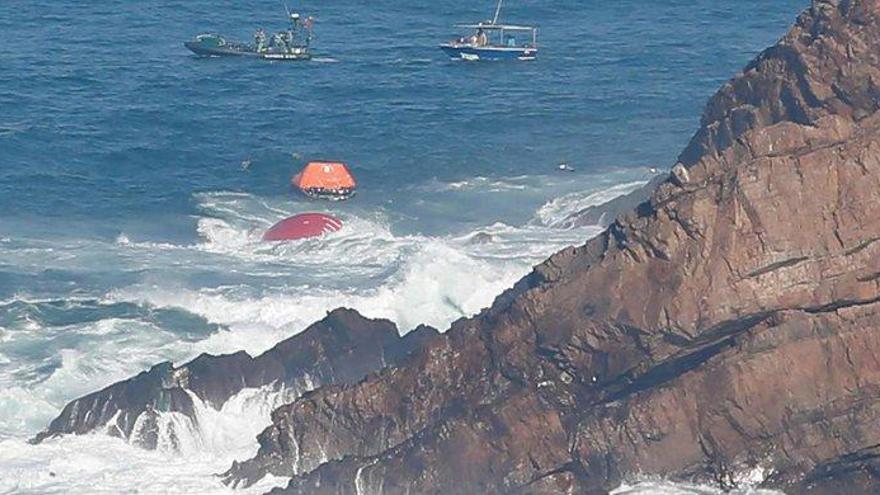 El casco del &quot;Santa Ana&quot;, ante la costa gozoniega.