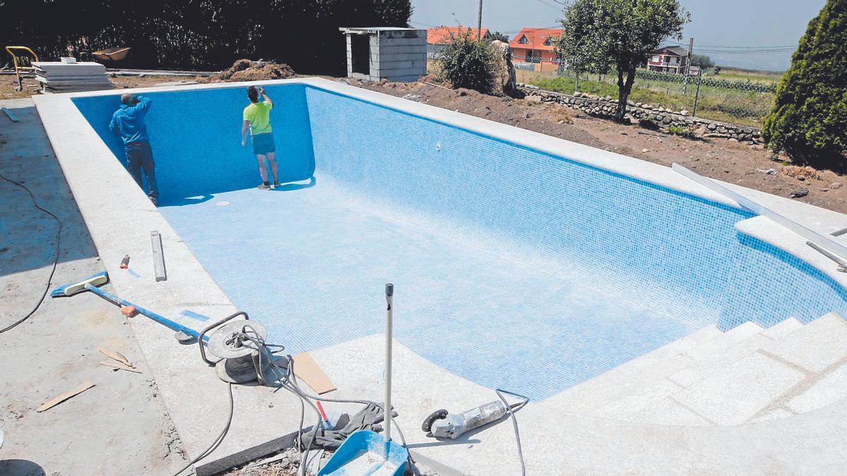 Proceso de construcción de una piscina particular.