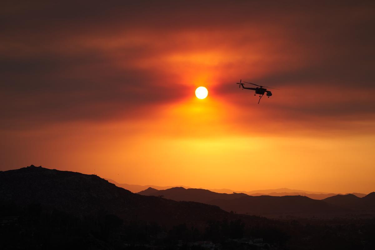 Lucha sin tregua contra el fuego en Hemet (California)