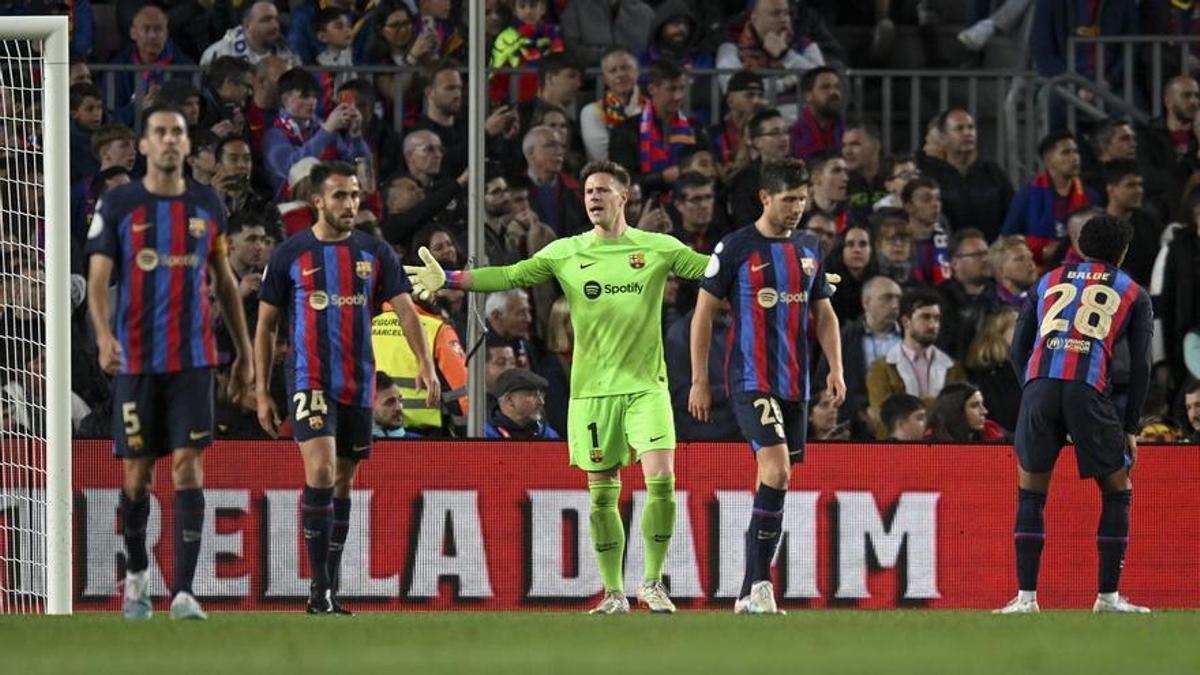 Ter Stegen protesta a sus compañeros tras encajar el cuarto gol blanco.