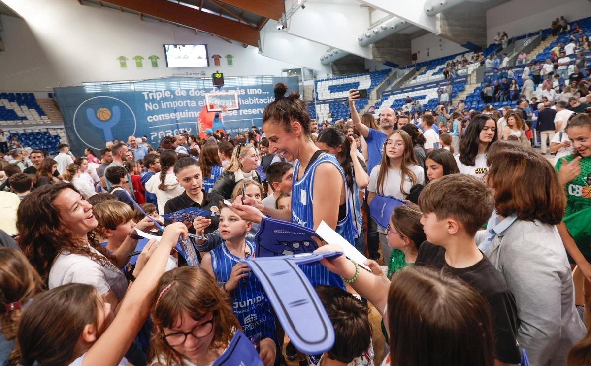 Alba Torrens firma autógrafos a los aficionados tras el partido ante el Real Canoe, ayer en Son Moix.