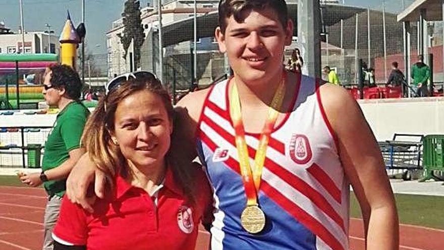 Adrià Sedano amb la seva entrenadora, Eulàlia Torrescasana