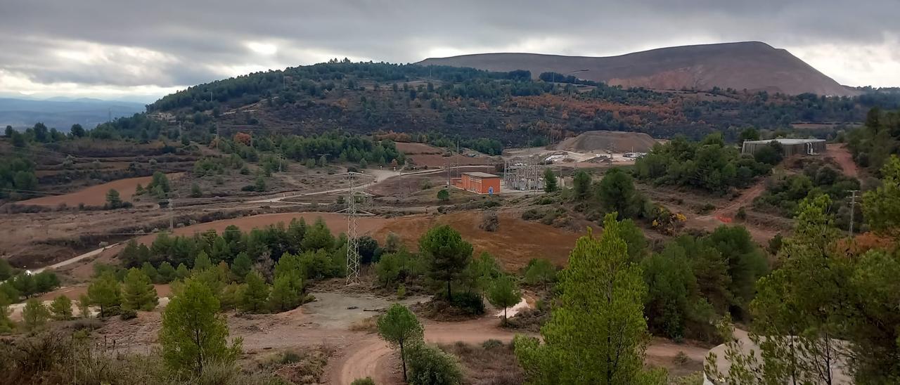 Zona de La Plana, amb l'àrea extractiva i el runam del Cogulló de fons