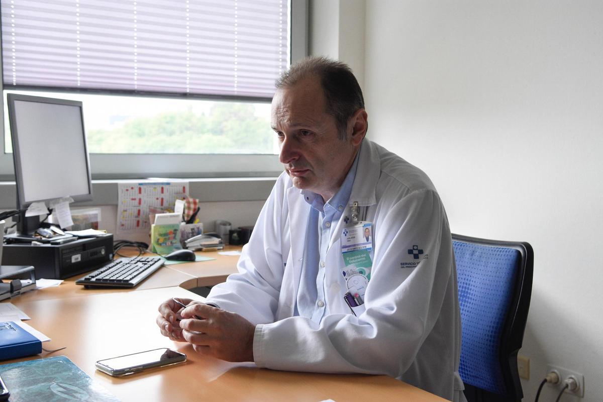 Barbón, en su consulta de Oftalmología del Hospital Universitario San Agustín de Avilés.