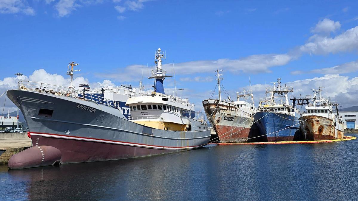 Ambition", el superyate que quedó a medias y languidece en el muelle vigués de Bouzas