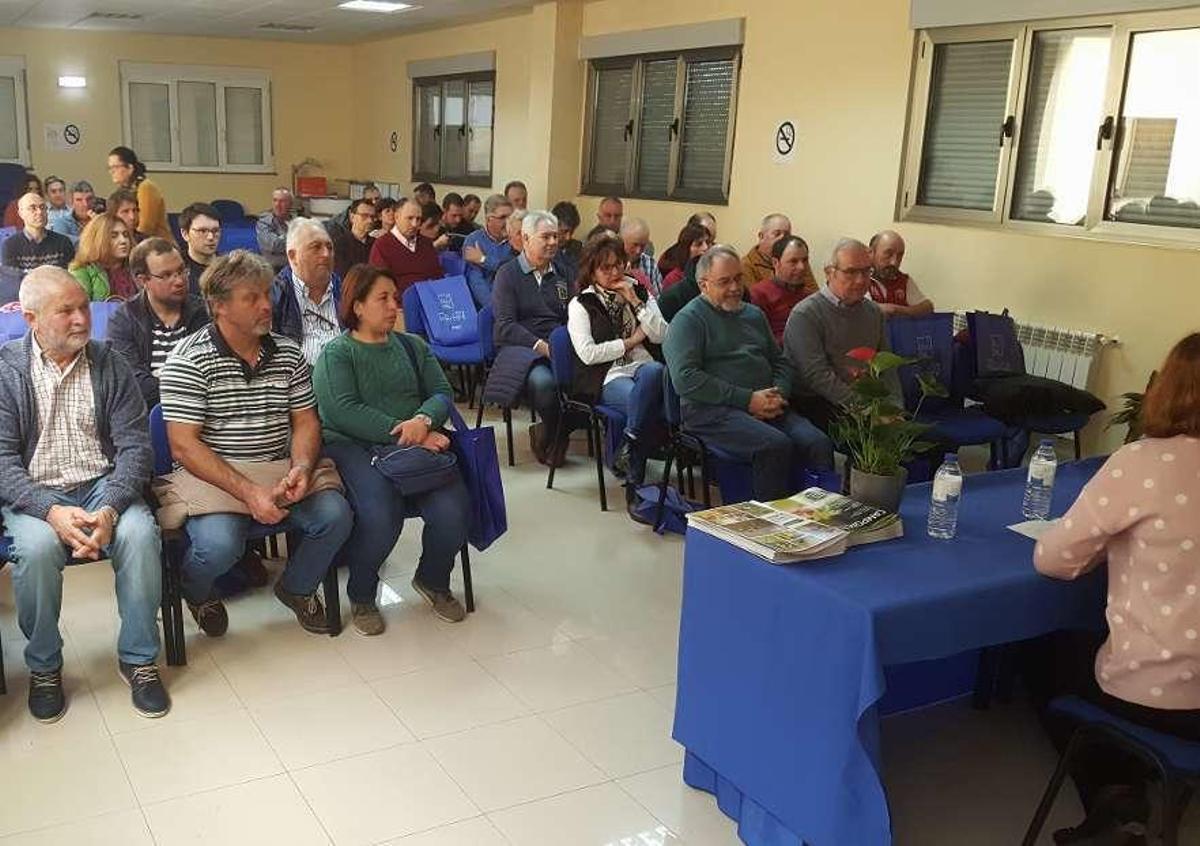 Una de las charlas celebradas ayer en el salón de actos de la cooperativa asentada en Otur.
