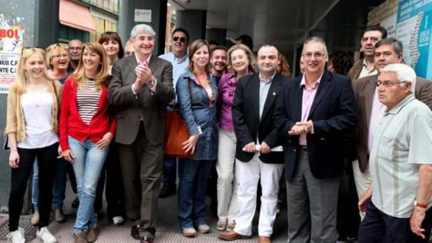 Algunos candidatos, ediles y vecinos, ante el centro de salud.