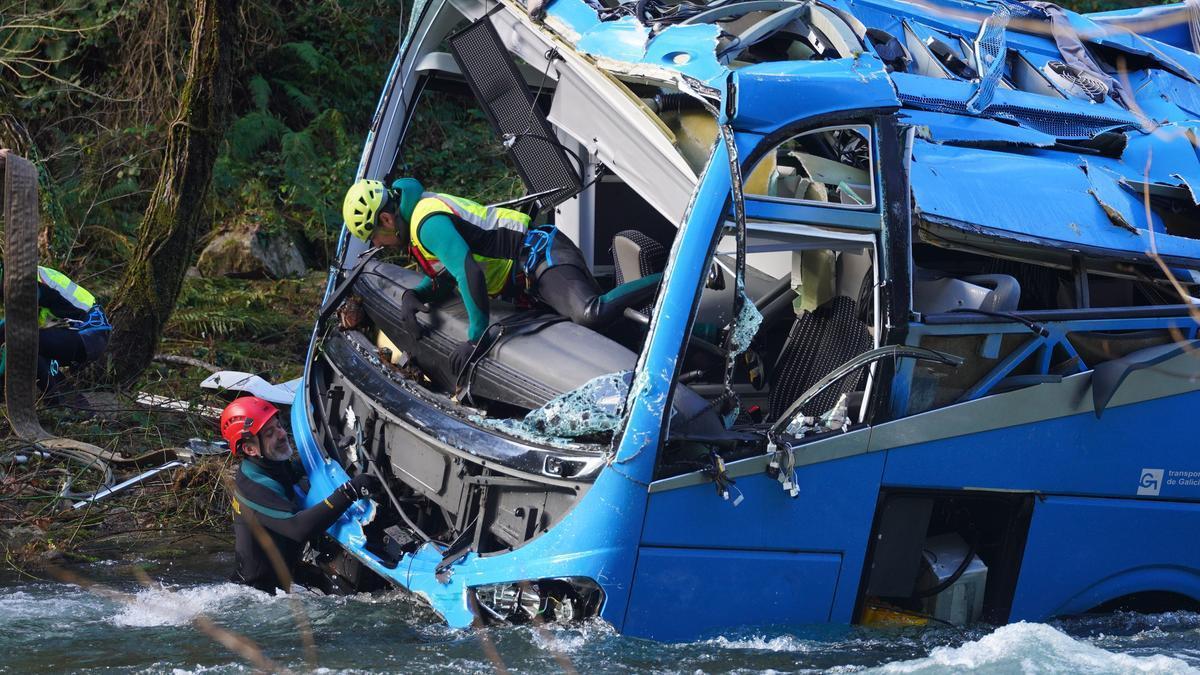 Efectivos de rescate en la parte delantera del autobús en el río Lérez