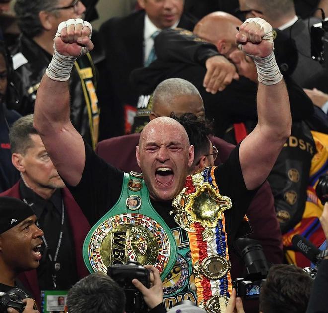 El boxeador británico Tyson Fury celebra después de derrotar al estadounidense Deontay Wilder en el séptimo asalto durante su combate por el título de peso pesado del Consejo Mundial de Boxeo (CMB) en el MGM Grand Garden Arena en Las Vegas.