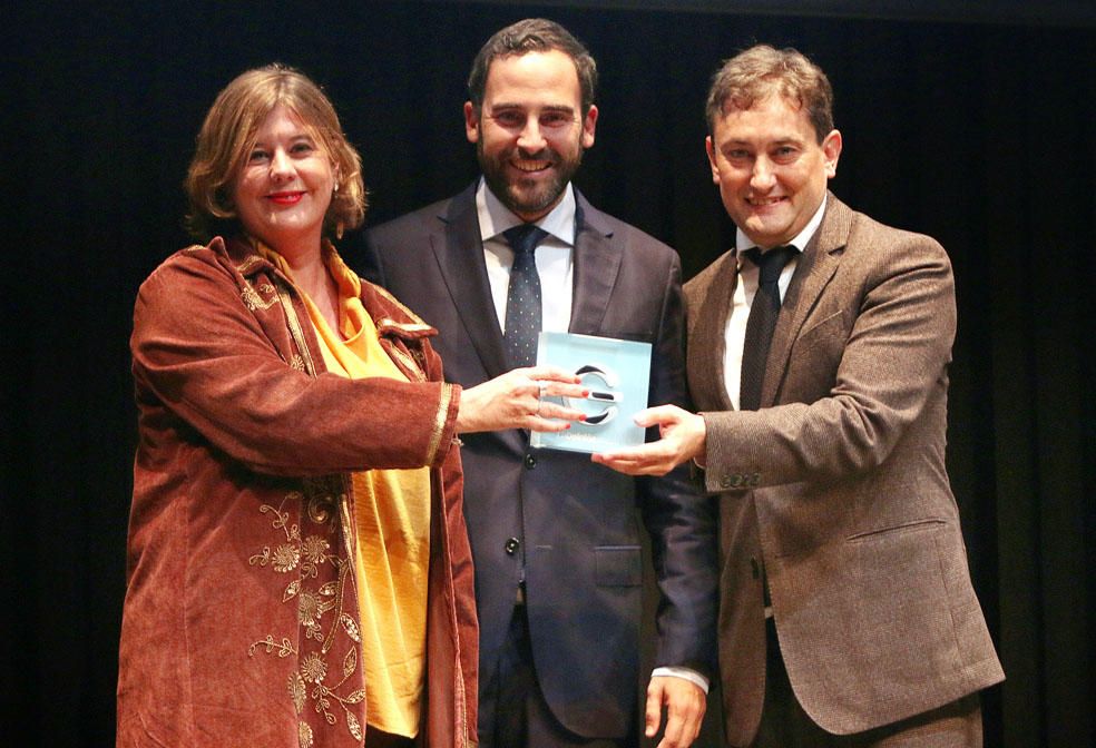 El primer premio de la noche recayó sobre The Green Ray y lo recogieron el vicerrector de Innovación y Emprendimiento, Rafael Ventura, y la directora de Desarrollo de Negocio y Atracción de inversiones del Parque Tecnológico de Andalucía, Lourdes Cruz. La entrega corrió a cargo del portavoz del PSOE en el Ayuntamiento de Málaga, Daniel Pérez. Este modelo de colaboración entre la UMA y el PTA nació en 2015 con el propósito de transferir conocimientos del mundo universitario a la empresa y de dar apoyo a los emprendedores.