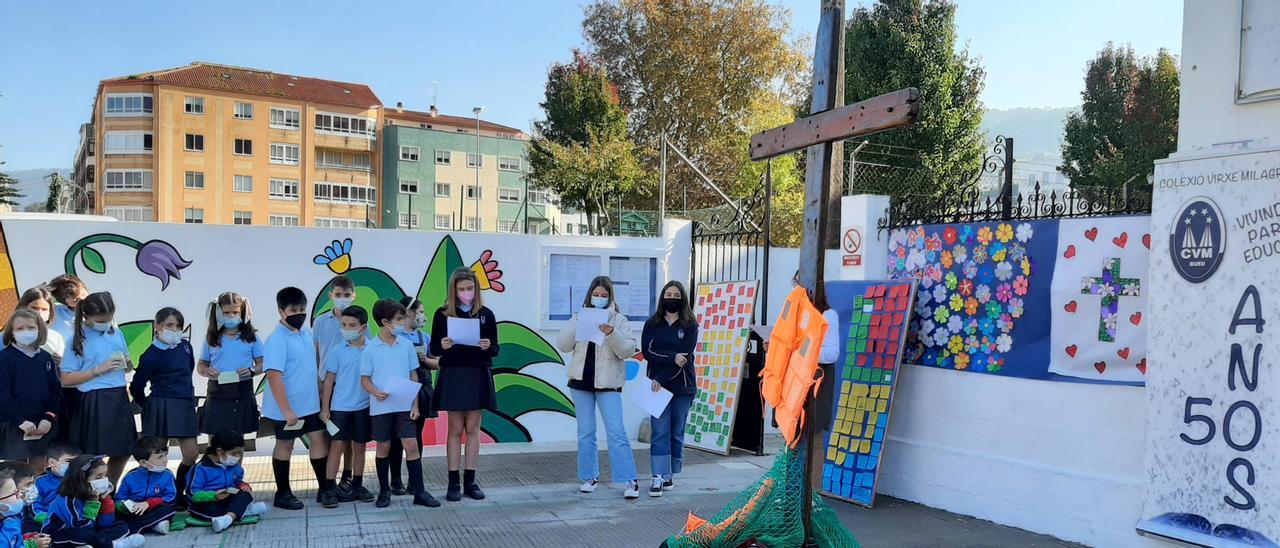 La cruz esta mañana en el colegio Virxe Milagrosa, con el alumnado del centro.