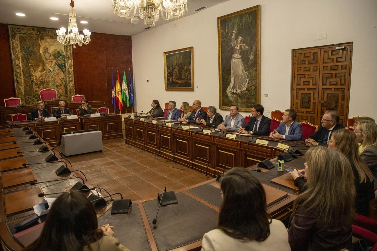 Asistentes a la firma de convenios con la Diputación para la gestión de residuos.