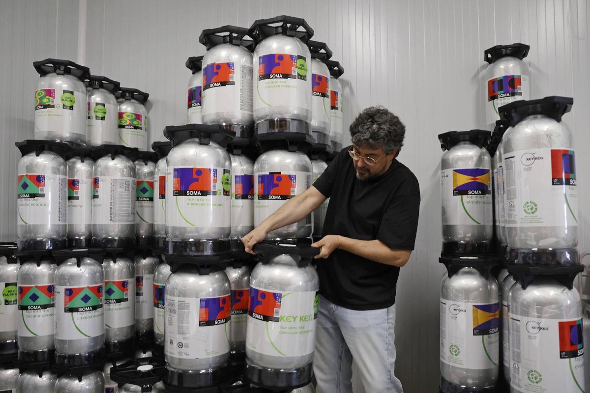 Recipients preparats per a llargs viatges que SOMA utilitza per a distribuir la cervesa.