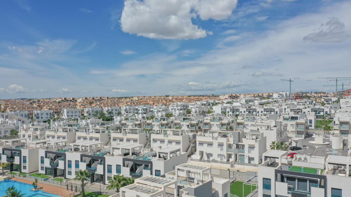 Vista aérea de viviendas turísticas en Orihuela Costa