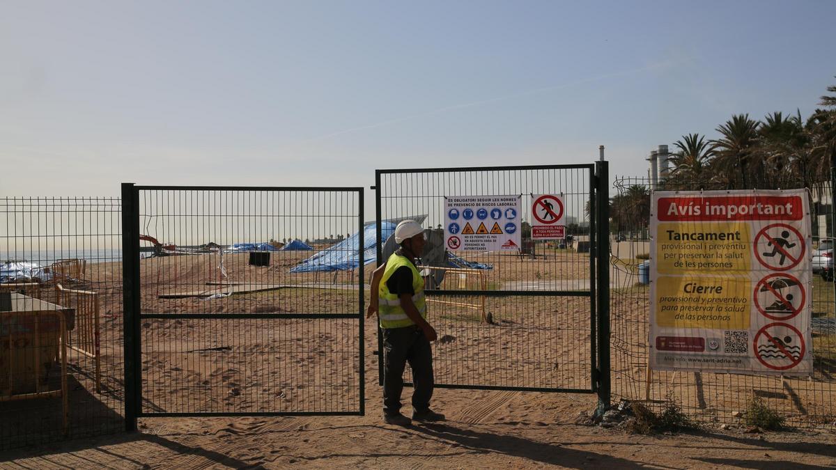 Obras para la extensión de un cable submarino en la playa del litoral de Sant Adrià, pendiente de descontaminación por la detección de residuos insalubres y cancerígenos, en octubre de 2022.