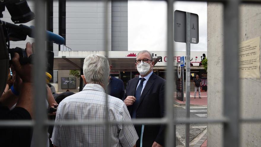 Ramón Luis Valcárcel a su llegada a la Ciudad de la Justicia.