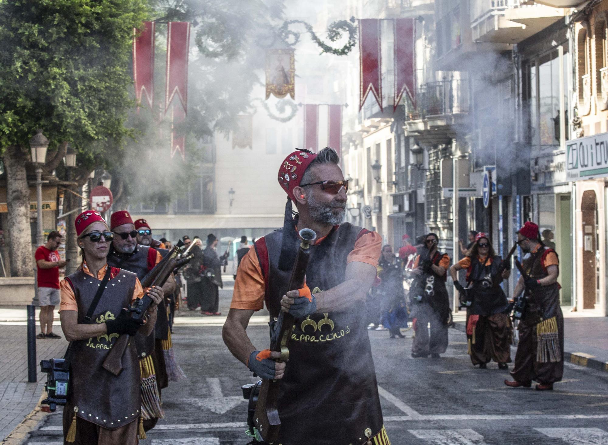 El potente Alardo de los Moros y Cristianos despierta a Elche