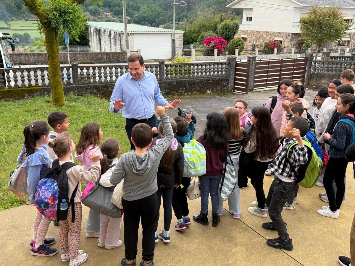 Jorge Cubela con participantes de la actividad, ayer.