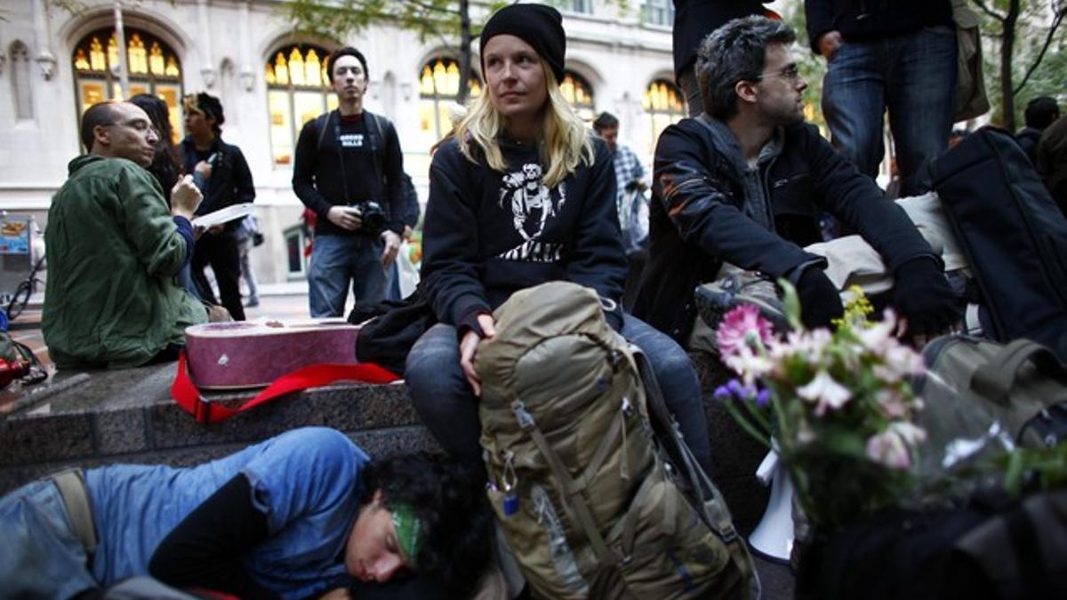 Un grupo de indignados acampa, el domingo, en un parque cercano a Wall Street.