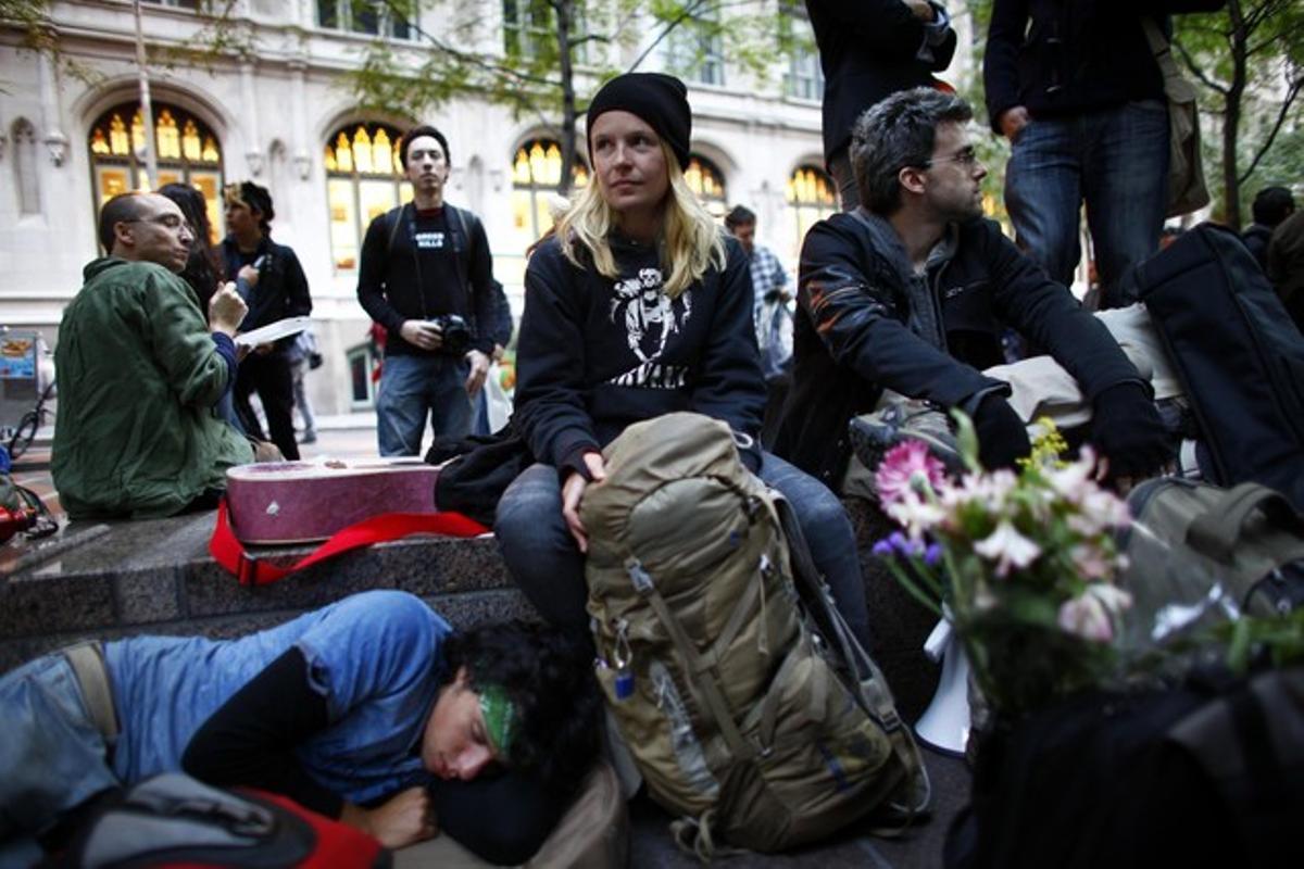 Un grup d’indignats acampen, diumenge, en un parc pròxim a Wall Street.