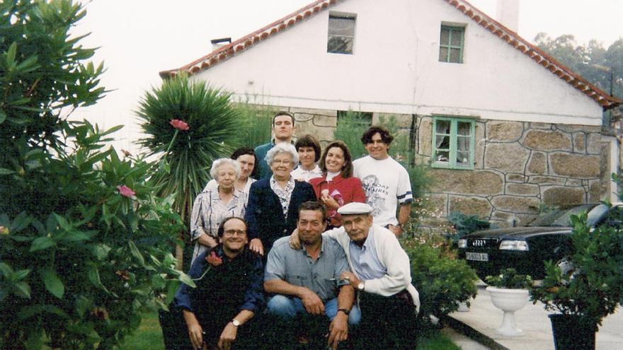 Fernández Buey, abajo a la izquierda, junto a sus familiares en Cans en una de sus visitas. // D.P.