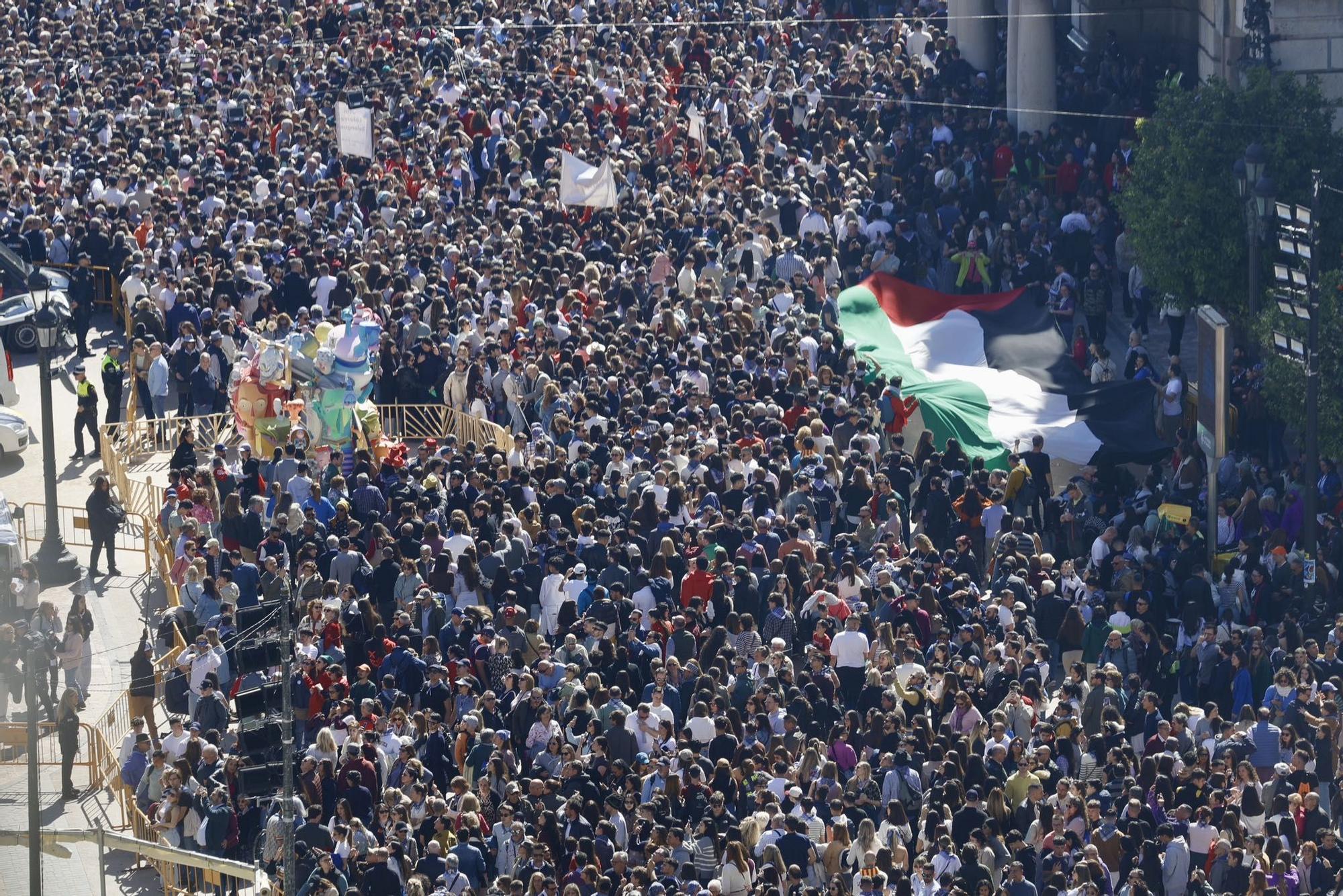 Llenazo total en València en un sábado de sol y muchas ganas de Fallas
