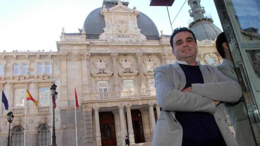 Juan Luis Martínez Madrid, en la plaza del Ayuntamiento de Cartagena en una imagen tomada ayer.