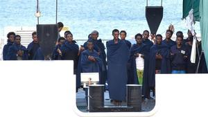 Un grupo de personas reza a bordo del ’Diociotti’, atracado desde hace unos días en el puerto de Catania (Sicilia).