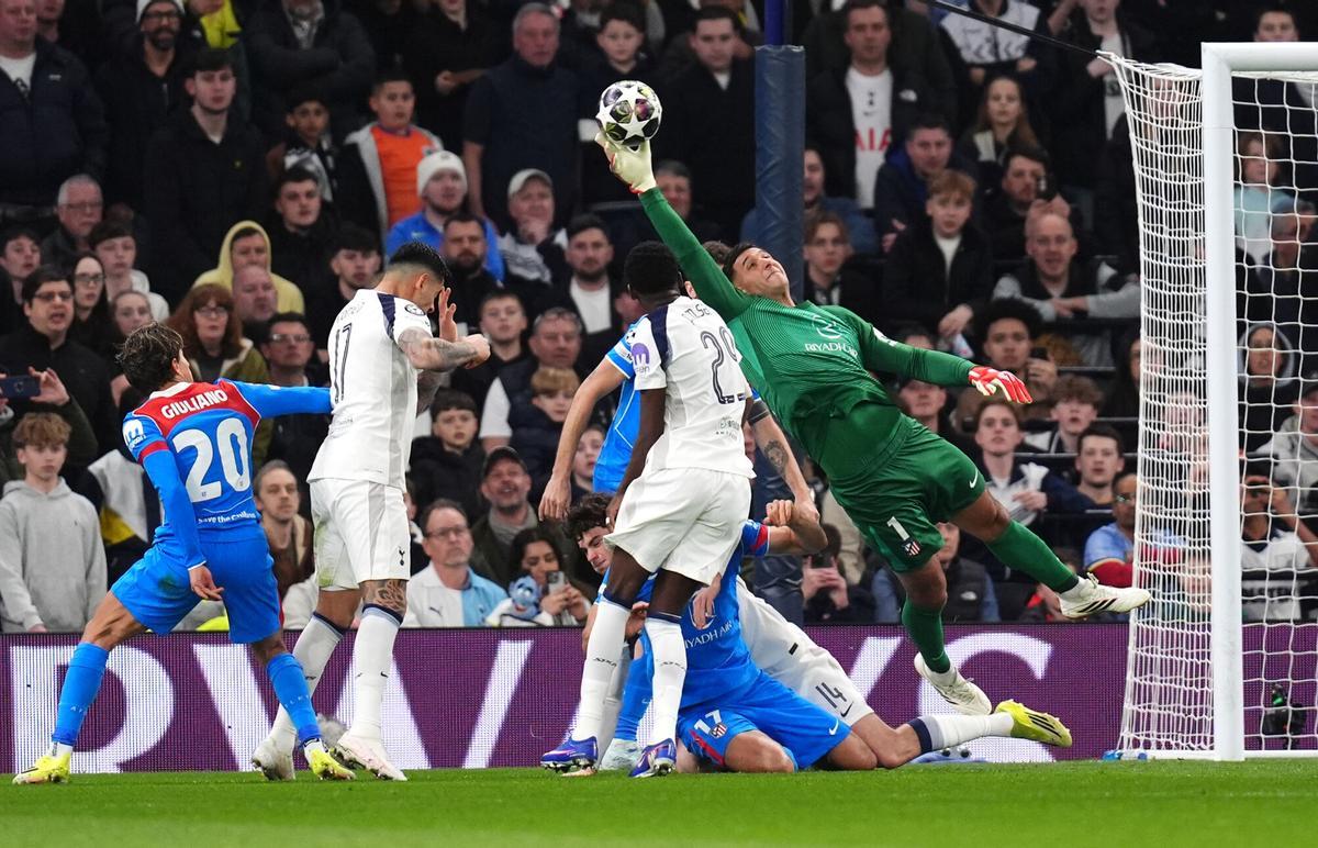 Una de las paradas de Musso en el Tottenham-Atlético.