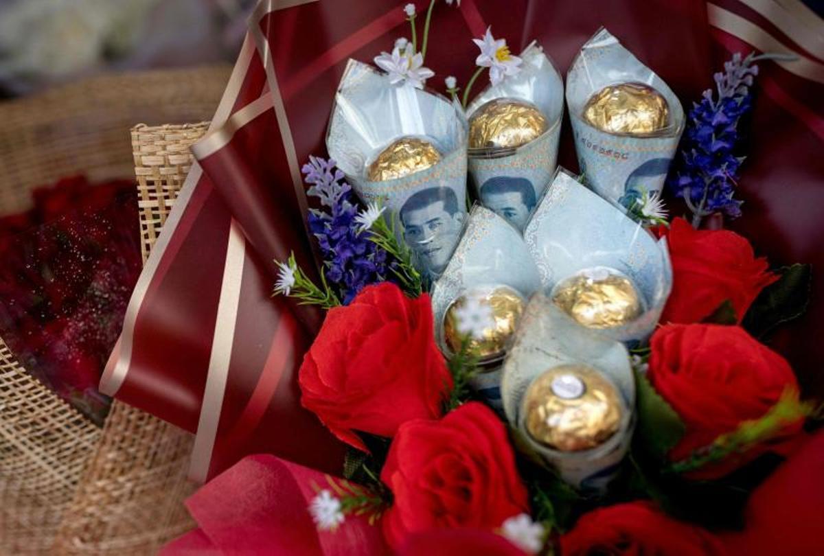 Una vendedora prepara flores para los clientes en su puesto en Bangkok el día de San Valentín