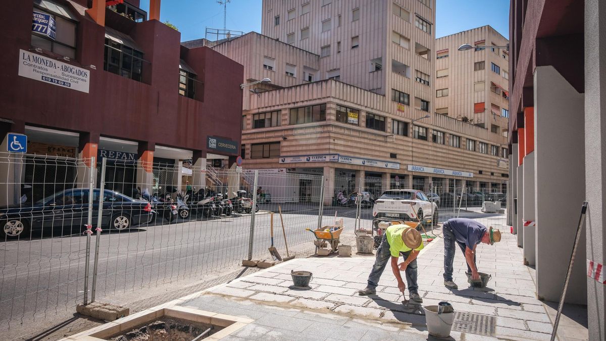 Trabajadores rematando el nuevo acerado de Juan Carlos I.