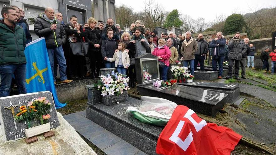 Los compañeros y familiares de Lorenzo Gallardo, durante el homenaje ante su tumba.