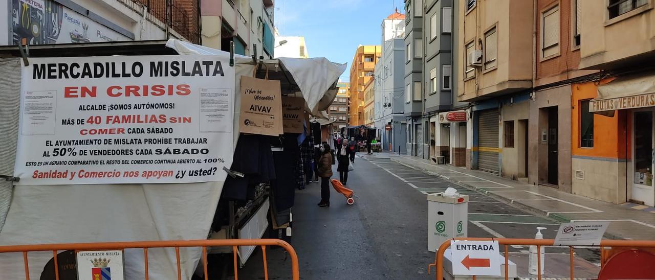 El mercadillo de Mislata monta las paradas al 50%.