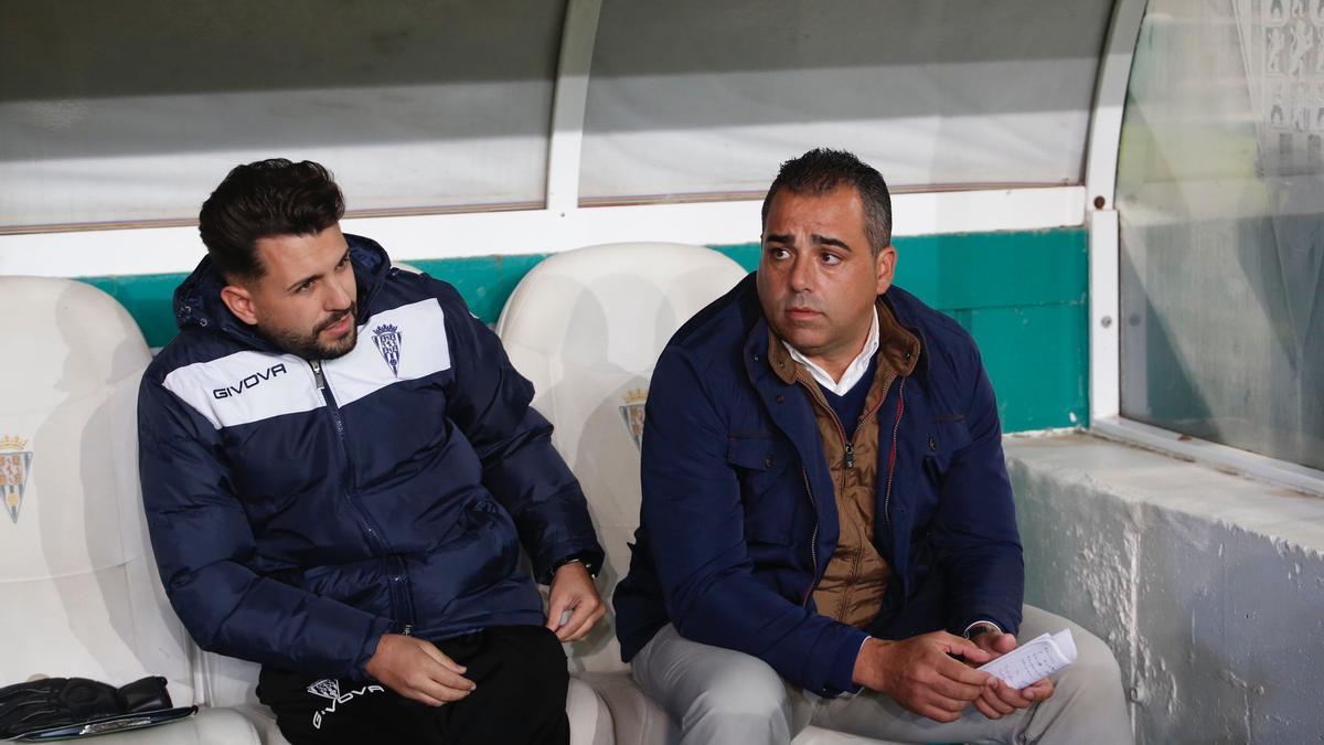 Germán Crespo, en el banquillo, antes del inicio del encuentro entre el Córdoba CF y el CD Ebro.