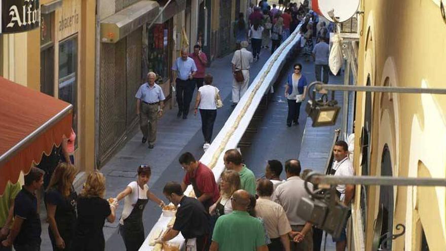 Elaboran en Cáceres un bocadillo de patatera de 180 metros con fin solidario