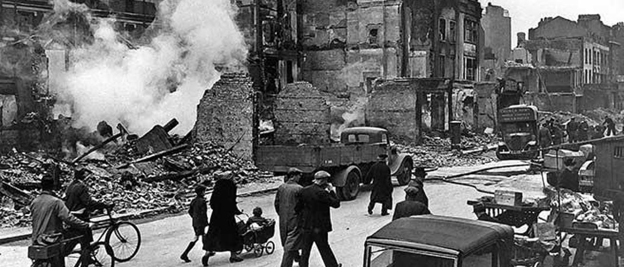 Daños ocasionados durante el bombardeo a Londres.