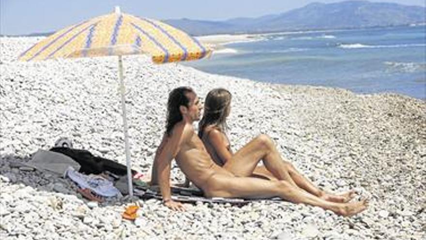 Moncofa muestra su lado más liberal al estrenar playa nudista este verano