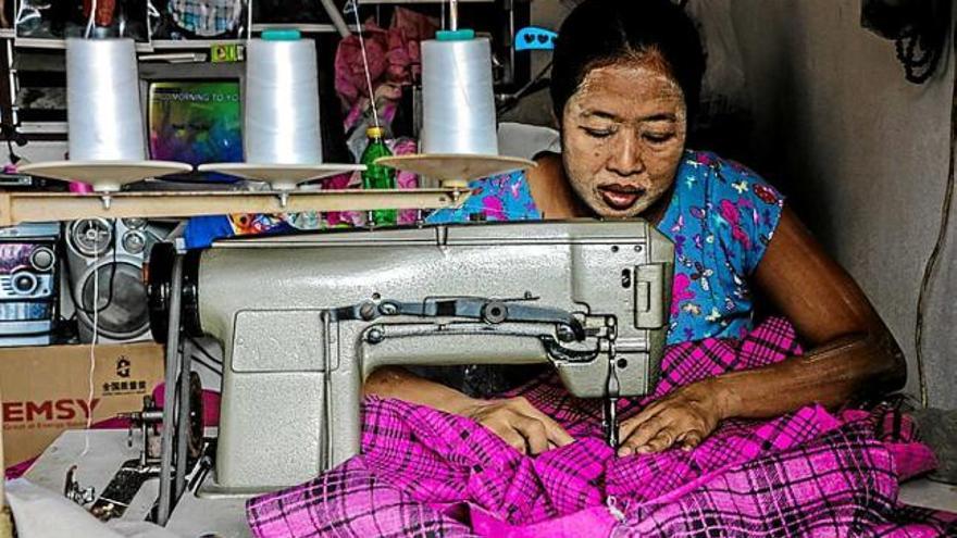 Una desplaçada birmana que treballa 12 hores diàries per tres euros