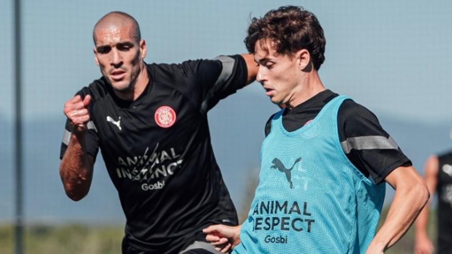 Oriol Romeu, al fons, en l&#039;entrenament d&#039;avui pressionant Riquelme.